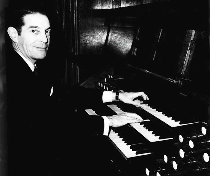 Pierre Firmin-Didot à la console de l'ancien orgue