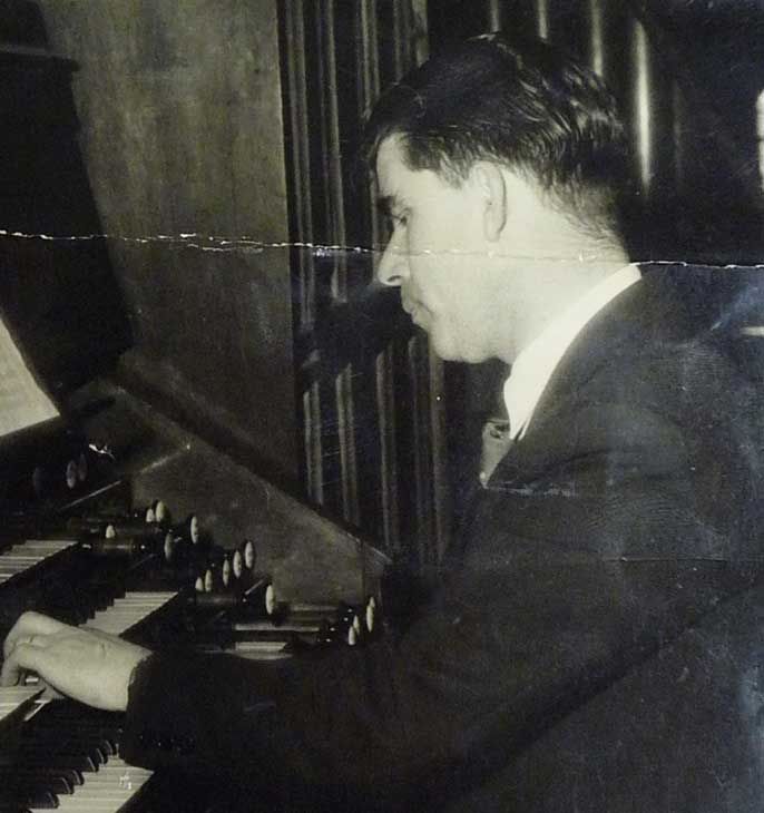 Victor Ruello à la console de l’ancien orgue